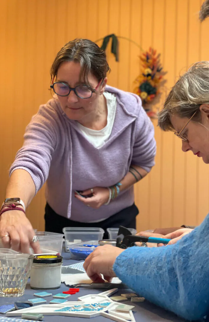 C’est l'heure de casser des carreaux… plongez dans la magie créative de la mosaïque ! Chez AURÉLIE COUSIN C’est l'heure de casser des carreaux… plongez dans la magie créative de la mosaïque ! Chez AURÉLIE COUSIN
